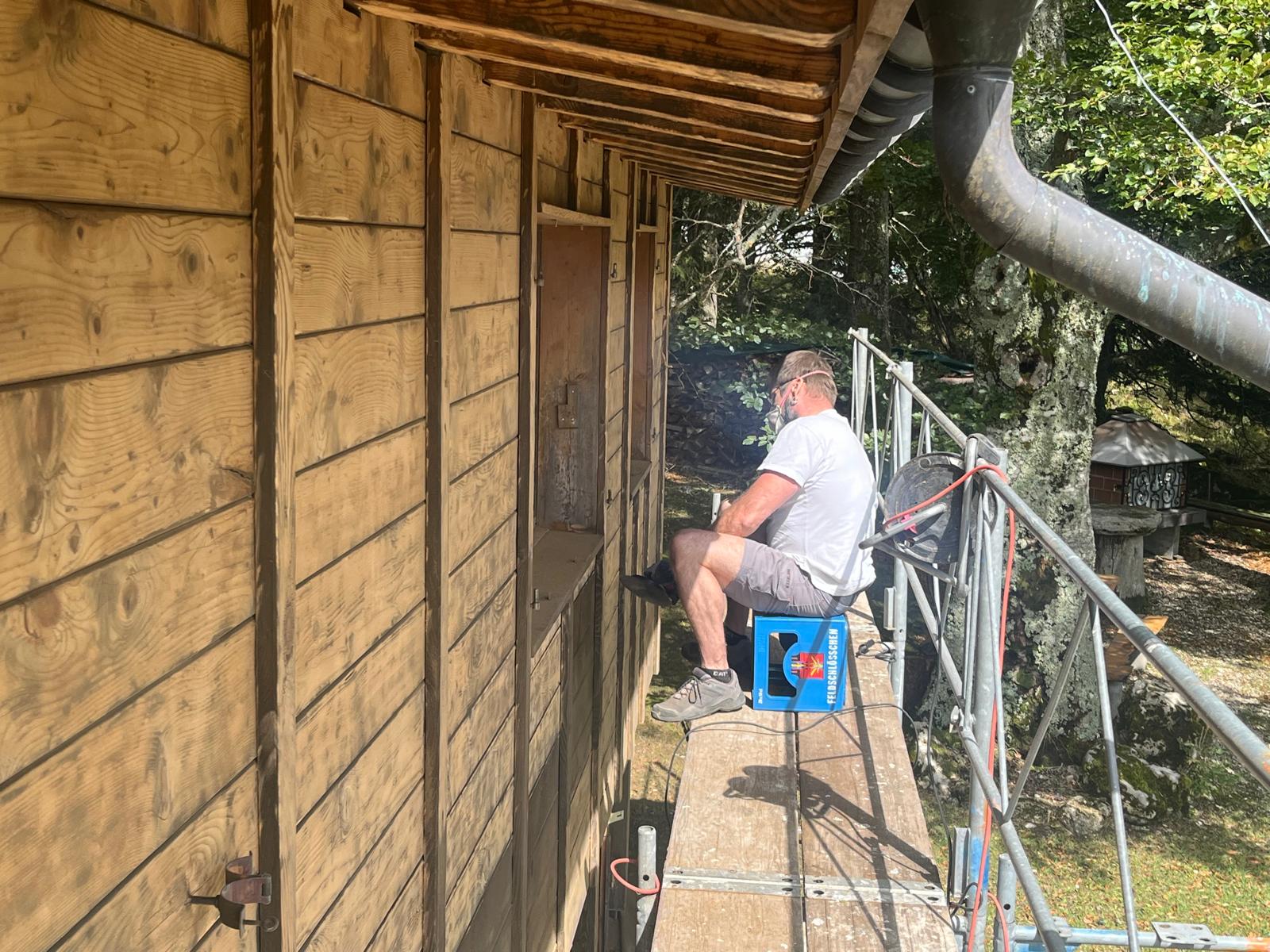 Arbeiten an der Holzfassade auf dem Gerüst