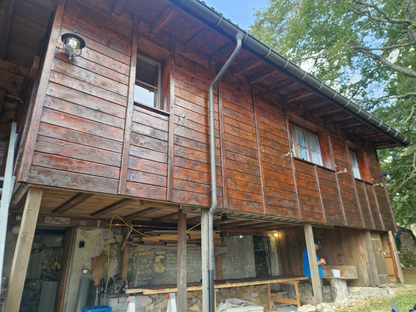 Die Holzfassade der Ski-Hütte
