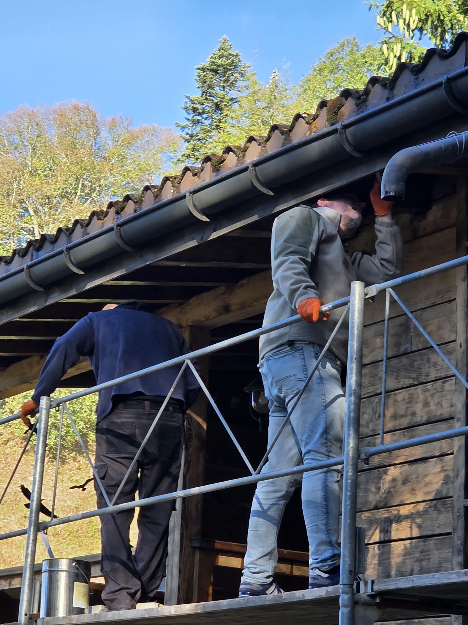 Arbeiten am Dachrand vom Gerüst aus