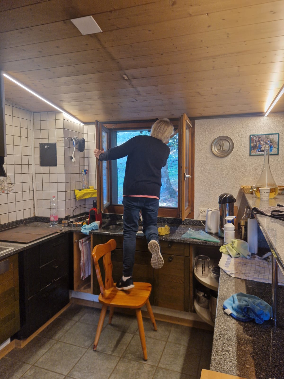 Arbeiten im Innern der Ski-Hütte
