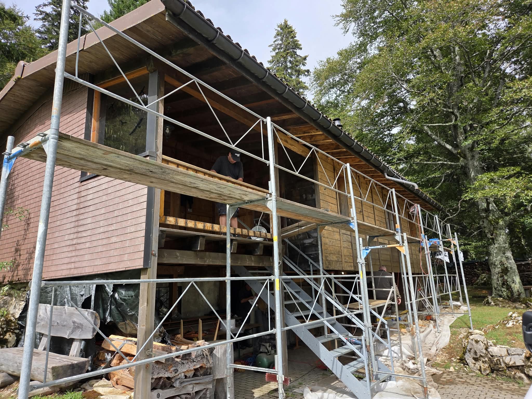 Die Ski-Hütte mit dem Gerüst für den Neuanstrich
