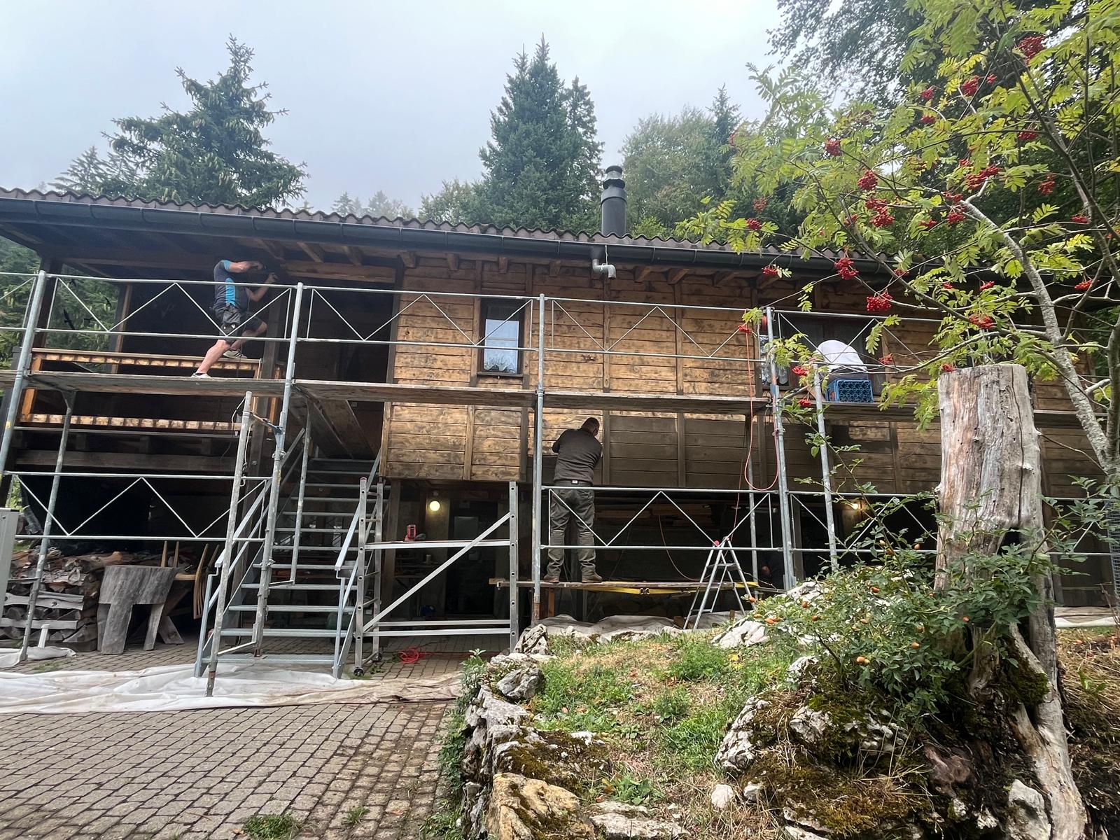 Arbeitseinsatz an der eingerüsteten Ski-Hütte