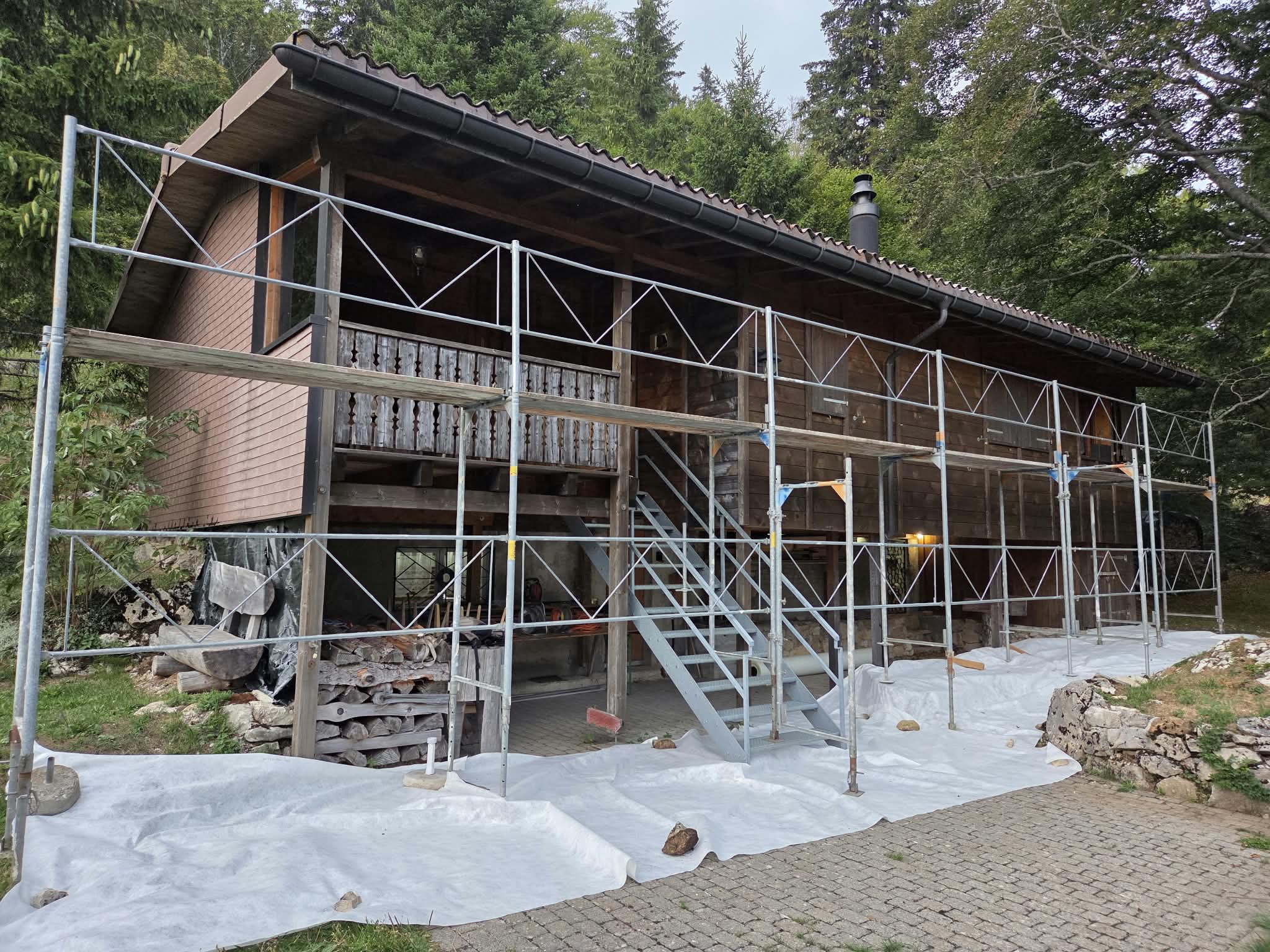 Gerüst und abgedeckter Boden vor der Fassade