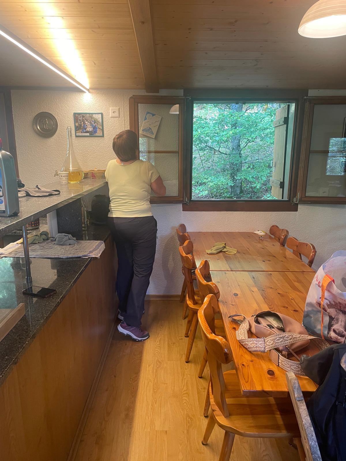 Arbeiten beim Fenster im Innern der Hütte